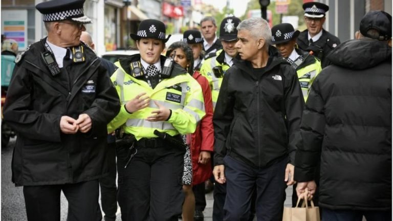 Cell phone taken like clockwork in London - Met Police