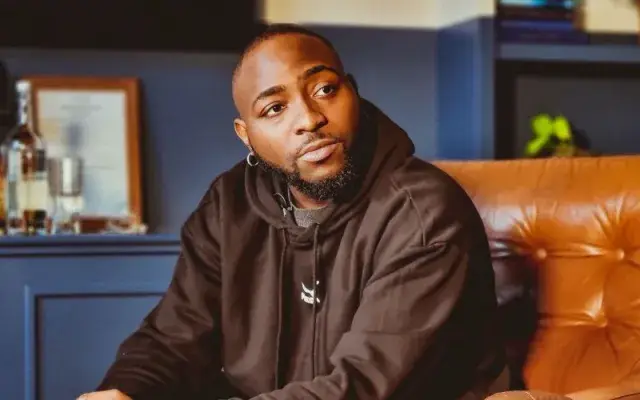 Stop circulating old pictures,’ says Davido amid report of welcoming twins