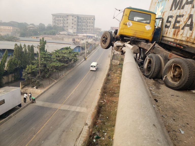 Five killed, 12 injured in Lagos-Ibadan Expressway crash