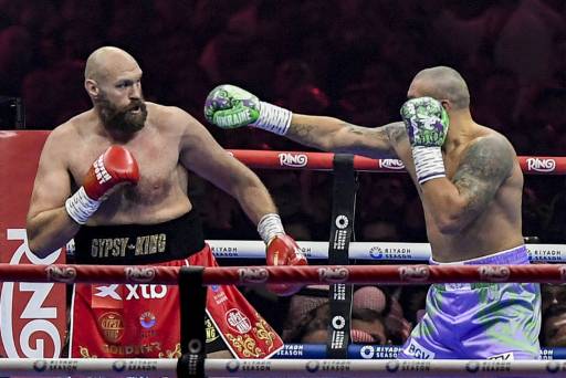 Fury Disputes Loss to Usyk, Claims Judges Gave Opponent a "Christmas Gift"